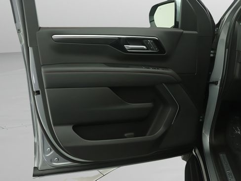Used 2026 Chevrolet Suburban RST RWD image 17