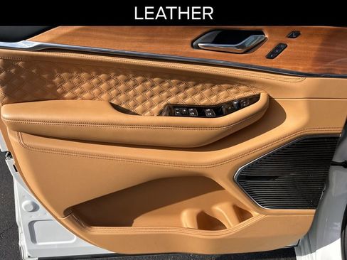 Used 2024 Jeep Grand Cherokee Summit image 12