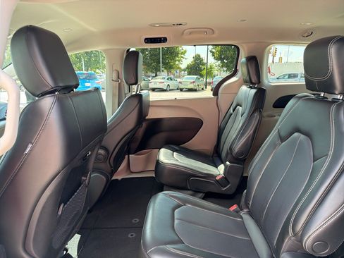 Used 2023 Chrysler Pacifica Touring-L FWD image 26