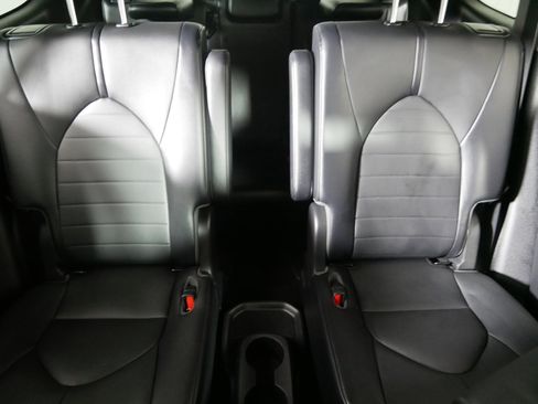 Used 2020 Toyota Highlander XLE image 13