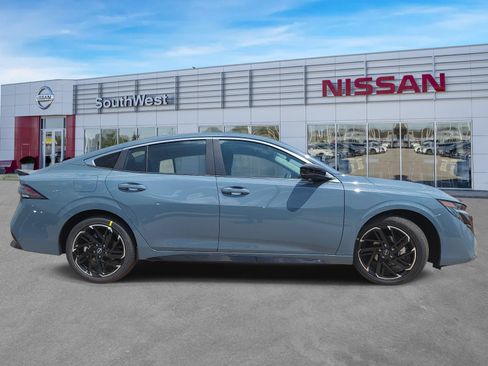 New 2027 Nissan Sentra SR w/ Floor Mat Package FWD image 4
