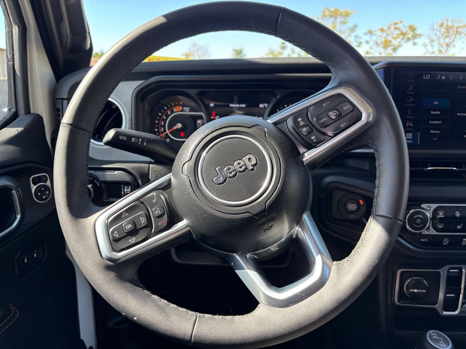 Used 2025 Jeep Wrangler Unlimited Sahara AWD/4WD image 27
