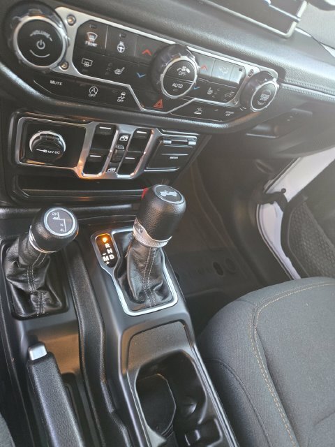 Used 2024 Jeep Wrangler Unlimited Sahara w/ Technology Group AWD/4WD image 16