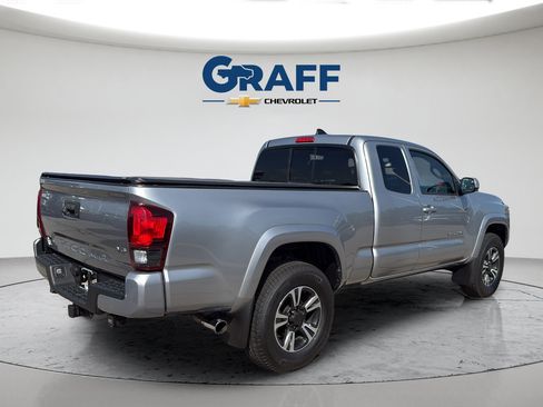 Used 2018 Toyota Tacoma TRD Sport AWD/4WD image 8