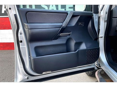 Used 2010 Nissan Titan SE w/ SE Value Truck Pkg AWD/4WD image 18