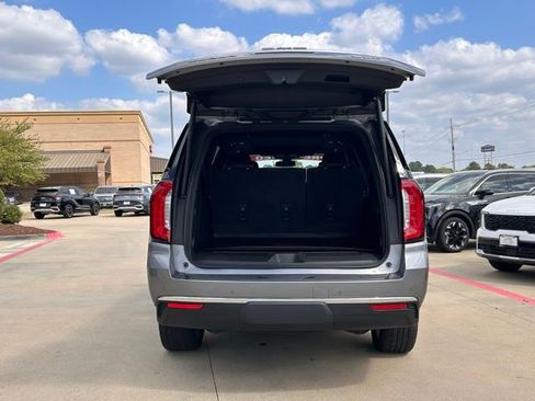 Used 2022 GMC Yukon XL SLT w/ SLT Premium Package image 10