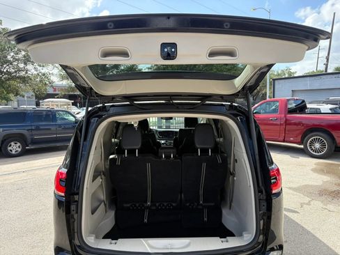 Used 2024 Chrysler Pacifica Touring-L FWD image 30