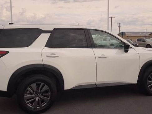 Used 2024 Nissan Pathfinder S AWD/4WD image 2