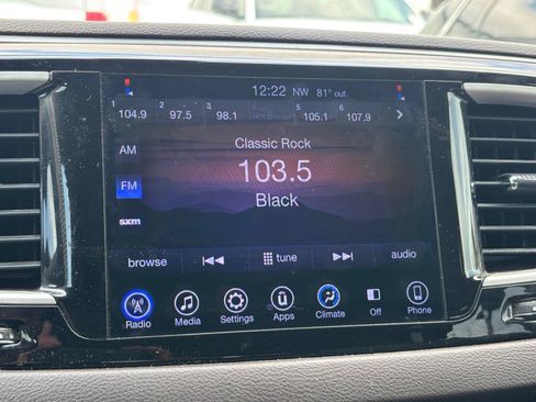 Used 2017 Chrysler Pacifica Touring w/ Tire & Wheel Group FWD image 6