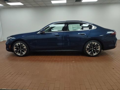 Used 2026 BMW 530i xDrive AWD/4WD image 2