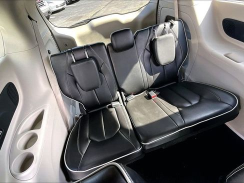 Used 2023 Chrysler Pacifica Limited image 26