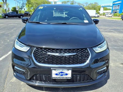 Used 2025 Chrysler Pacifica Select FWD image 2
