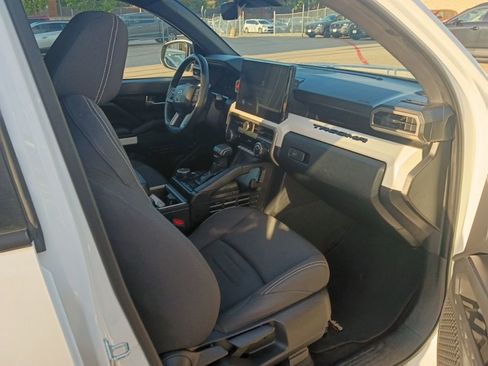 Used 2024 Toyota Tacoma TRD Off-Road image 8