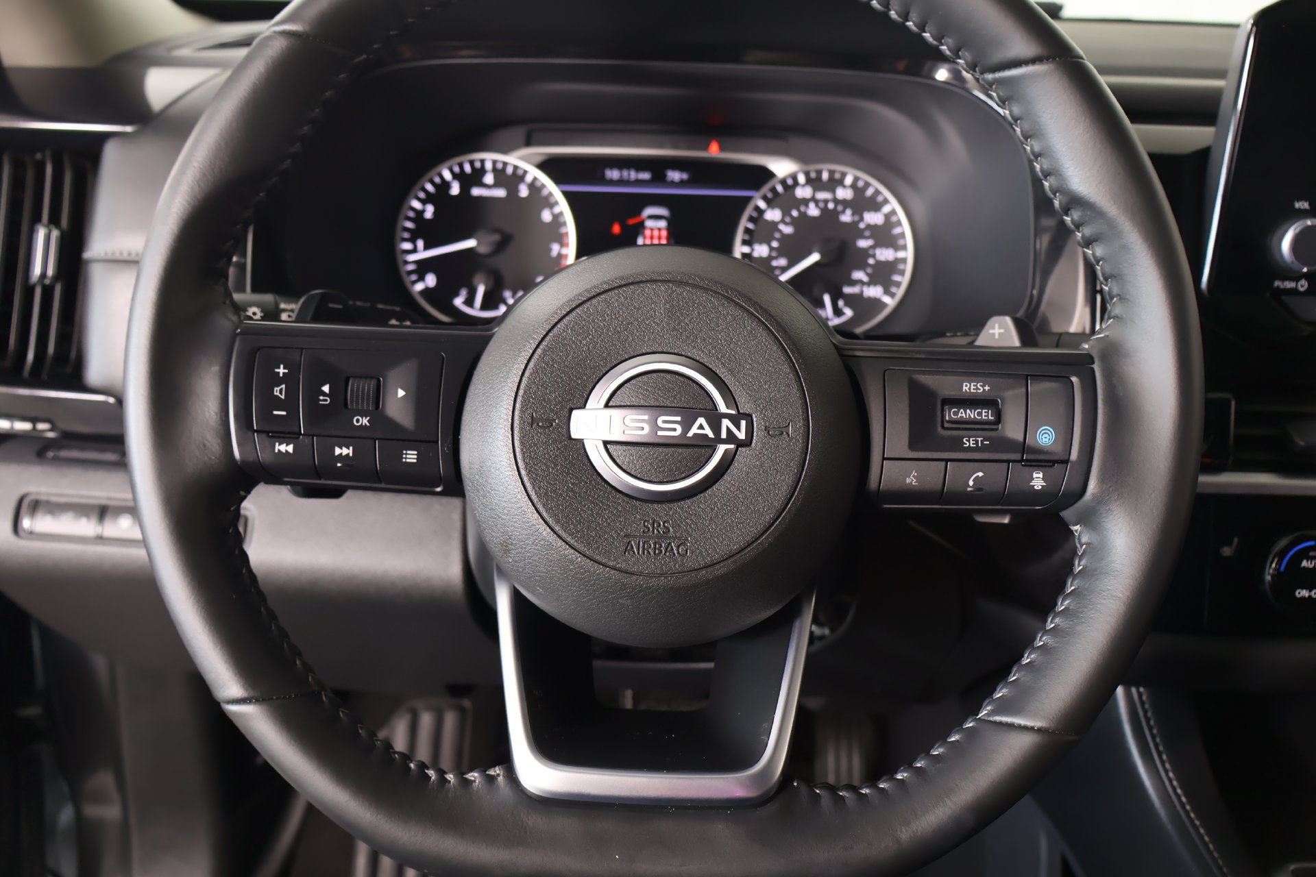 Used 2025 Nissan Pathfinder SV FWD image 3