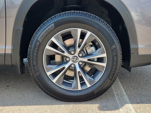 Used 2019 Toyota Highlander Plus AWD/4WD image 19