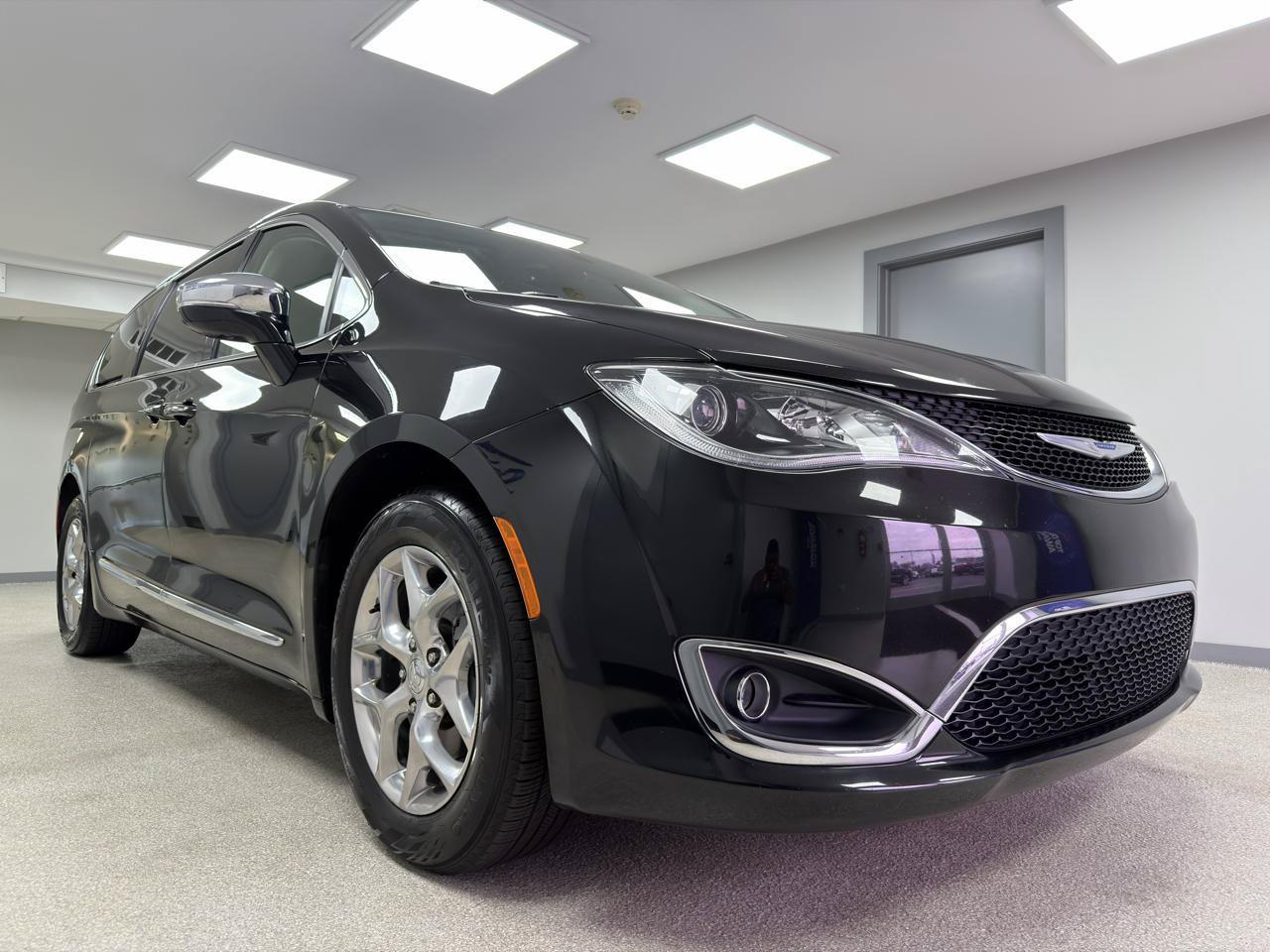 Used 2019 Chrysler Pacifica Limited FWD image 4