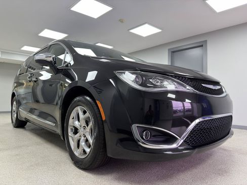 Used 2019 Chrysler Pacifica Limited FWD image 4