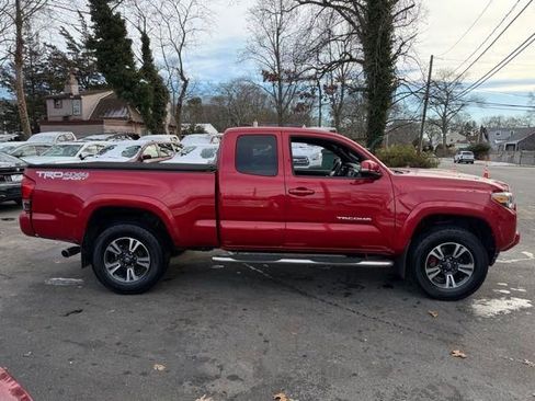 Used 2016 Toyota Tacoma TRD Sport image 8