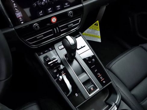 Certified 2025 Porsche Macan Turbo image 16