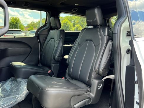 New 2026 Chrysler Pacifica Select image 13