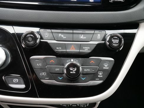 Certified 2024 Chrysler Pacifica Touring-L image 23