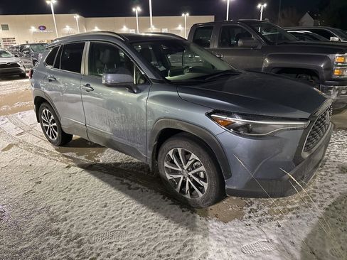 Used 2024 Toyota Corolla Cross XLE image 1