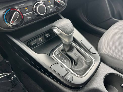 Used 2025 Kia Soul LX w/ LX Technology Package FWD image 39