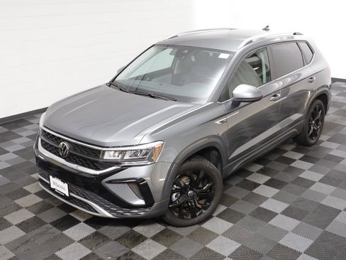 Certified 2023 Volkswagen Taos SE w/ Black Wheel Package image 2