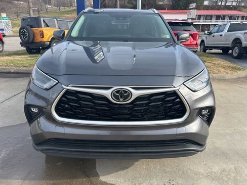 Used 2022 Toyota Highlander XLE image 2