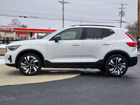 Used 2023 Volvo XC40 B5 Plus w/ Climate Package image 5