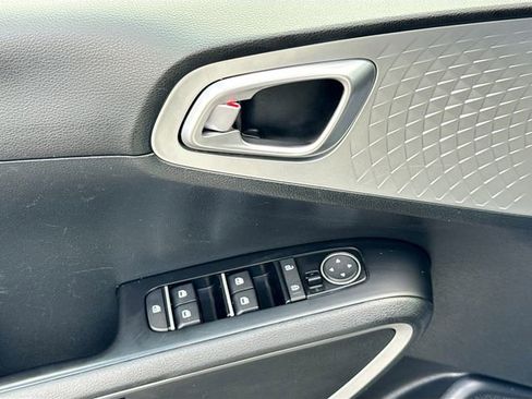 Used 2024 Kia Soul LX w/ Option Group 015 FWD image 17