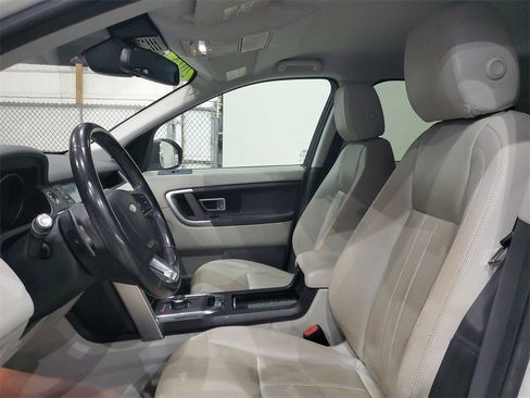 Used 2018 Land Rover Discovery Sport SE image 15