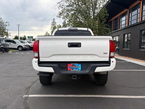 Used 2017 Toyota Tacoma TRD Off-Road AWD/4WD image 4