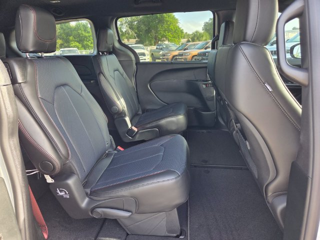 New 2027 Chrysler Pacifica Select FWD image 18