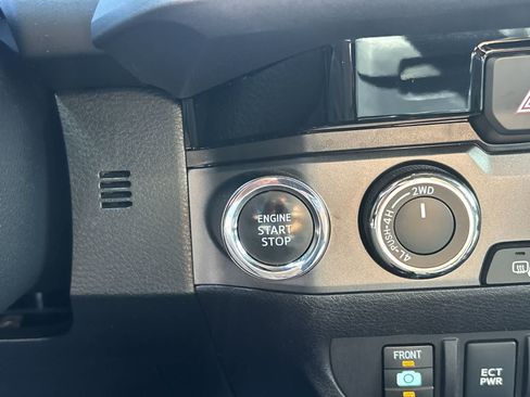 Used 2018 Toyota Tacoma TRD Sport w/ Technology Package AWD/4WD image 17