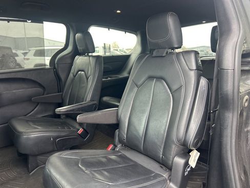 Used 2020 Chrysler Pacifica Touring-L image 11