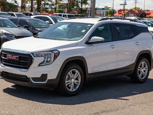 Used 2023 GMC Terrain SLE w/ Driver Convenience Package image 9