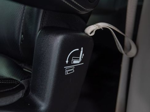 Used 2024 Chrysler Pacifica Touring-L FWD image 7