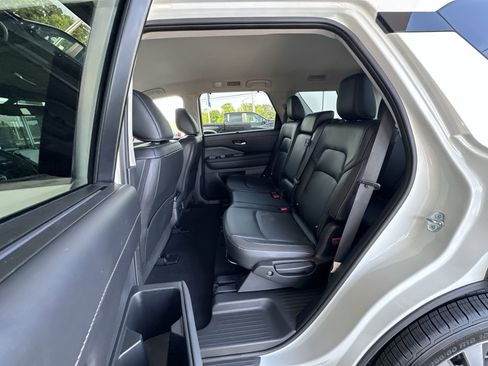 Used 2023 Nissan Pathfinder SL AWD/4WD image 24