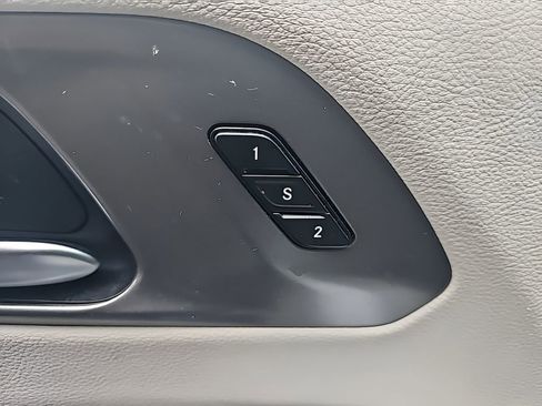 Used 2024 Chrysler Pacifica Touring-L FWD image 10