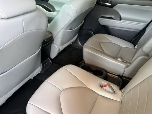 Used 2021 Toyota Highlander XLE AWD/4WD image 14