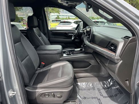 Used 2025 Chevrolet Suburban Z71 AWD/4WD image 17