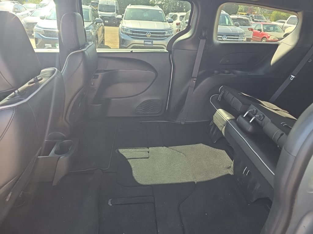 Used 2026 Chrysler Pacifica Limited w/ S Appearance Package FWD image 10