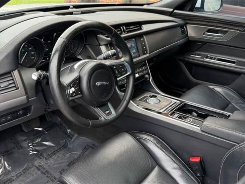 Used 2016 Jaguar XF S RWD image 33