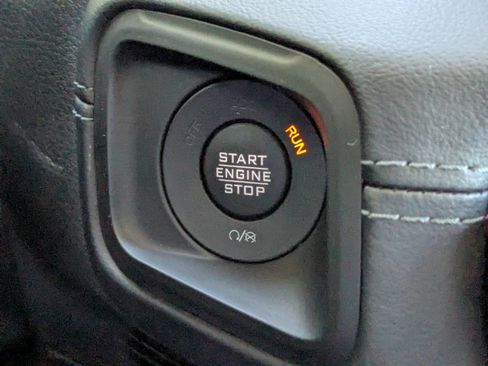 Used 2025 Jeep Wrangler Unlimited Sahara w/ Safety Group image 27