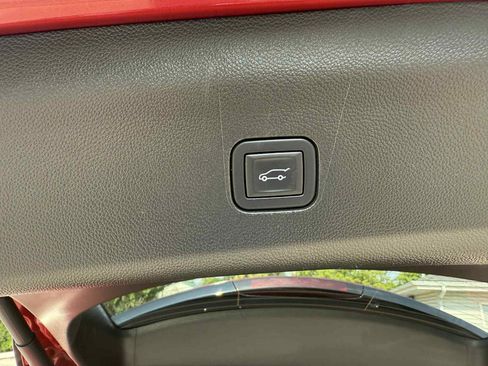 Used 2024 Buick Enclave Premium AWD/4WD image 17