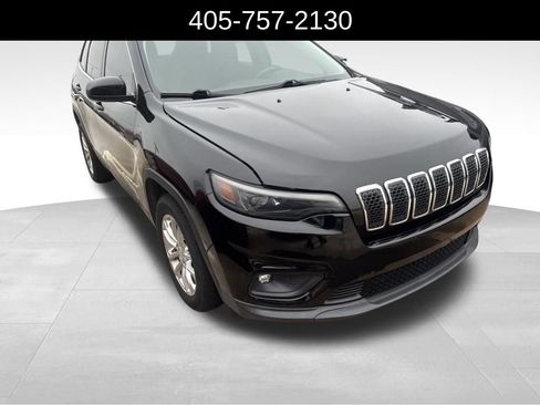 Used 2019 Jeep Cherokee Latitude w/ Cold Weather Group FWD image 2