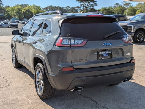 Used 2022 Jeep Cherokee Latitude Lux w/ Mopar Interior Package FWD image 7