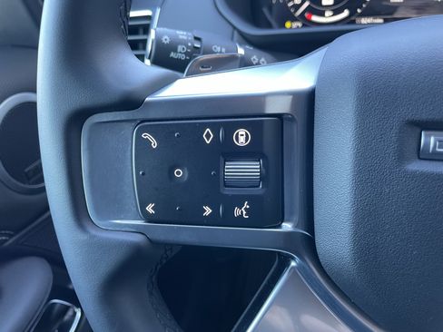 Certified 2024 Land Rover Discovery Dynamic SE image 23