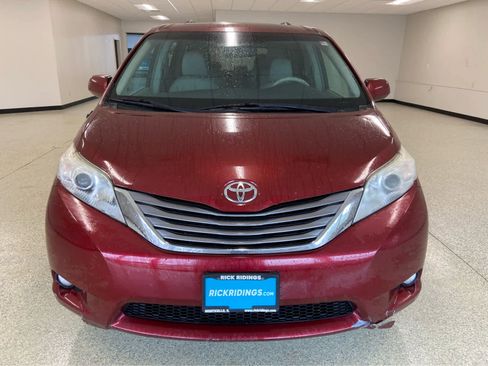 Used 2013 Toyota Sienna XLE image 2